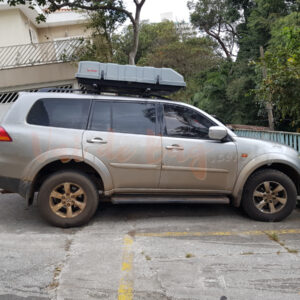 Bagageiro de teto Motobul Off-Road 550 litros instalado em uma Mitsubishi Pajero