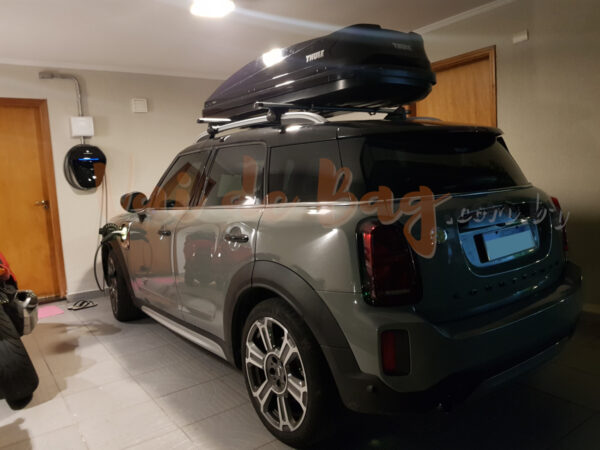 Bagageiro de teto Thule Touring L 420 litros instalado em um Mini Countryman Hybrid