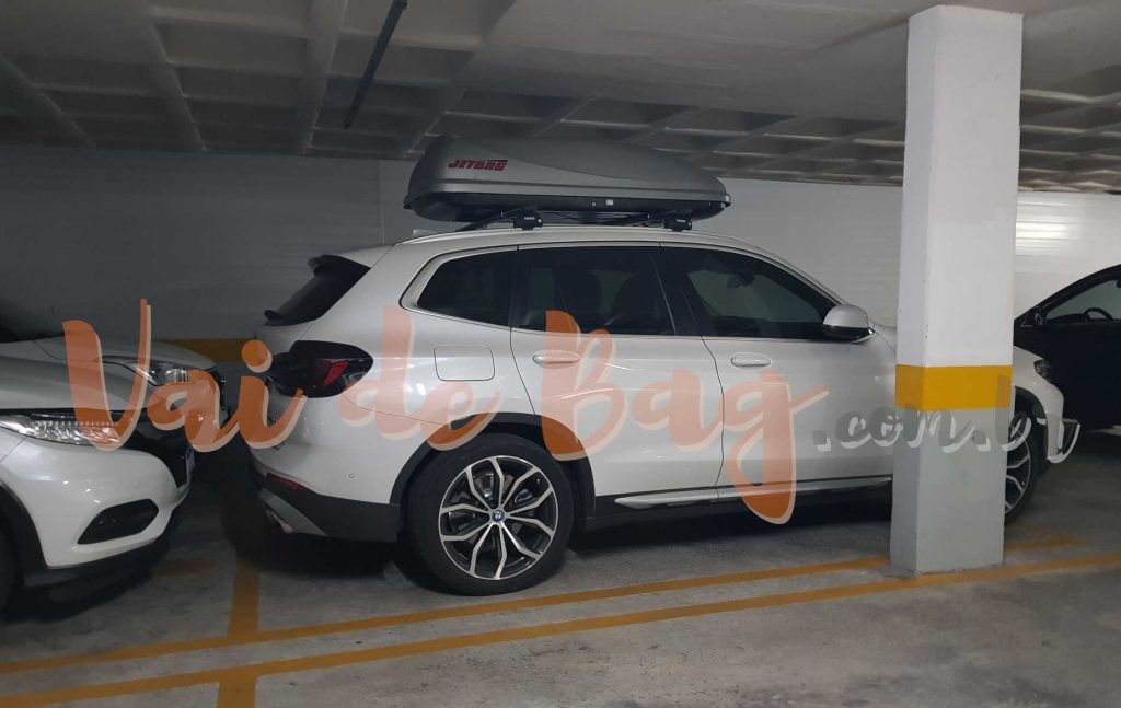 BMW X3 Híbrida equipada com bagageiro de teto thule